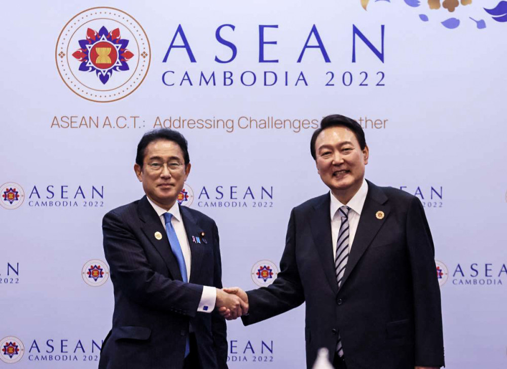 Tổng thống Hàn Quốc Yoon Suk-yeol (phải) trong cuộc gặp song phương đầu tiên với Thủ tướng Nhật Bản Fumio Kishida tại Campuchia tháng 11-2022. Ảnh: Japanforward