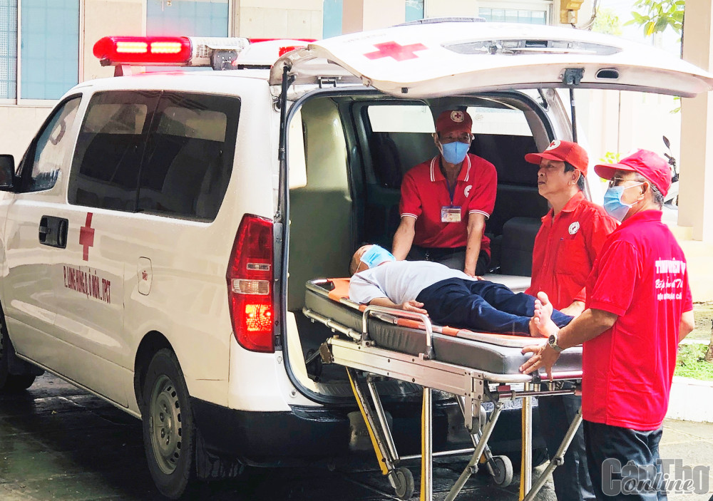 Các tình nguyện viên CTĐ phường Long Hưng, vận chuyển miễn phí bệnh nhân lên tuyến trên.