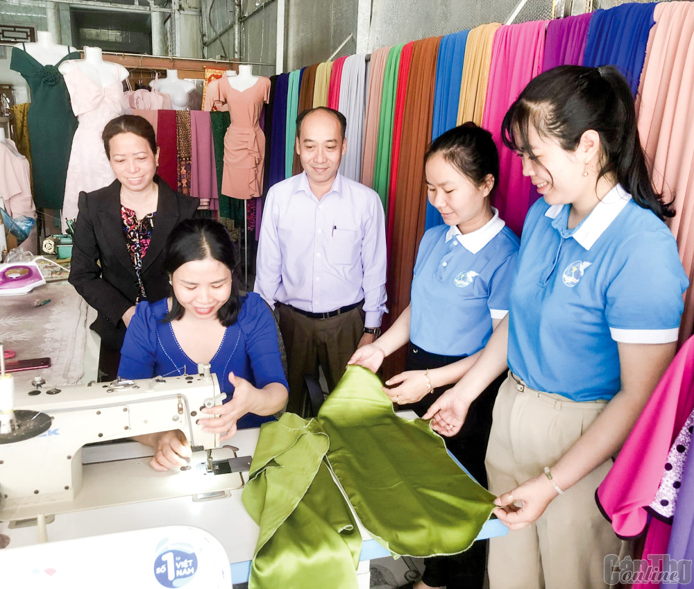 Giúp nhân dân giảm nghèo, nâng cao mức sống Cán bộ Mặt trận, đoàn thể xã Đông Hiệp thăm hỏi tìm hiểu tình hình sản xuất, đời sống nhân dân.