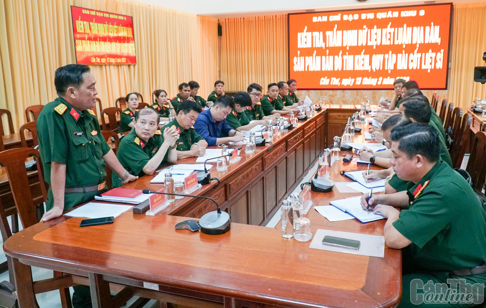 Đại tá Đặng Văn Thời, Trưởng Phòng Chính sách QK9 phát biểu trong buổi làm việc với Bộ CHQS thành phố.