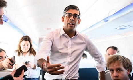 Thủ tướng Sunak trên đường đến Mỹ dự hội nghị thượng đỉnh AUKUS. Ảnh: AP