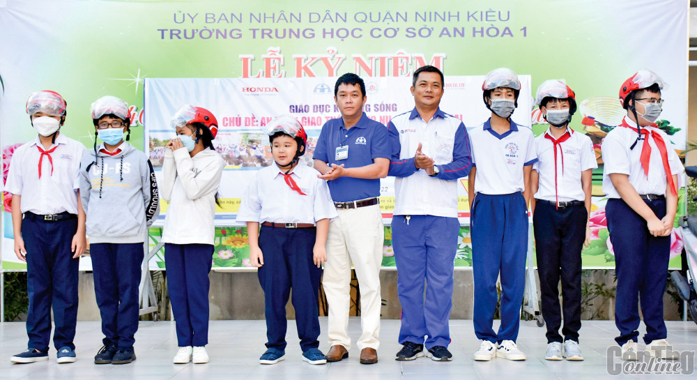 Ban ATGT TP Cần Thơ kết hợp Công ty TNHH Hồng Đức tuyên truyền về ATGT và tặng mũ bảo hiểm đạt chuẩn tại Trường THCS An Hòa 1.