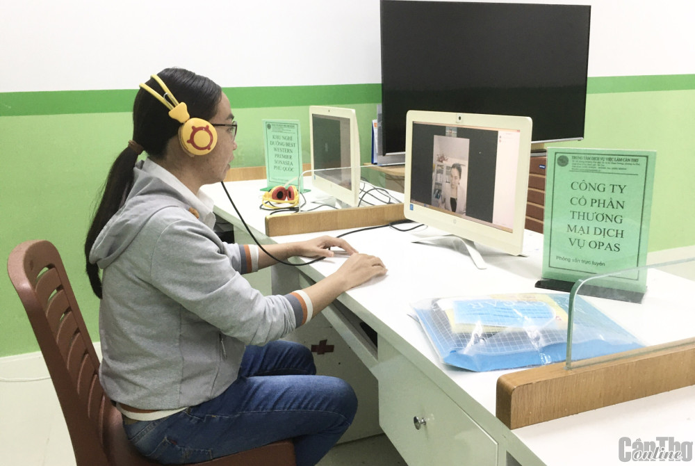 Người lao động được doanh nghiệp phỏng vấn trực tuyến tại phiên GDVL.