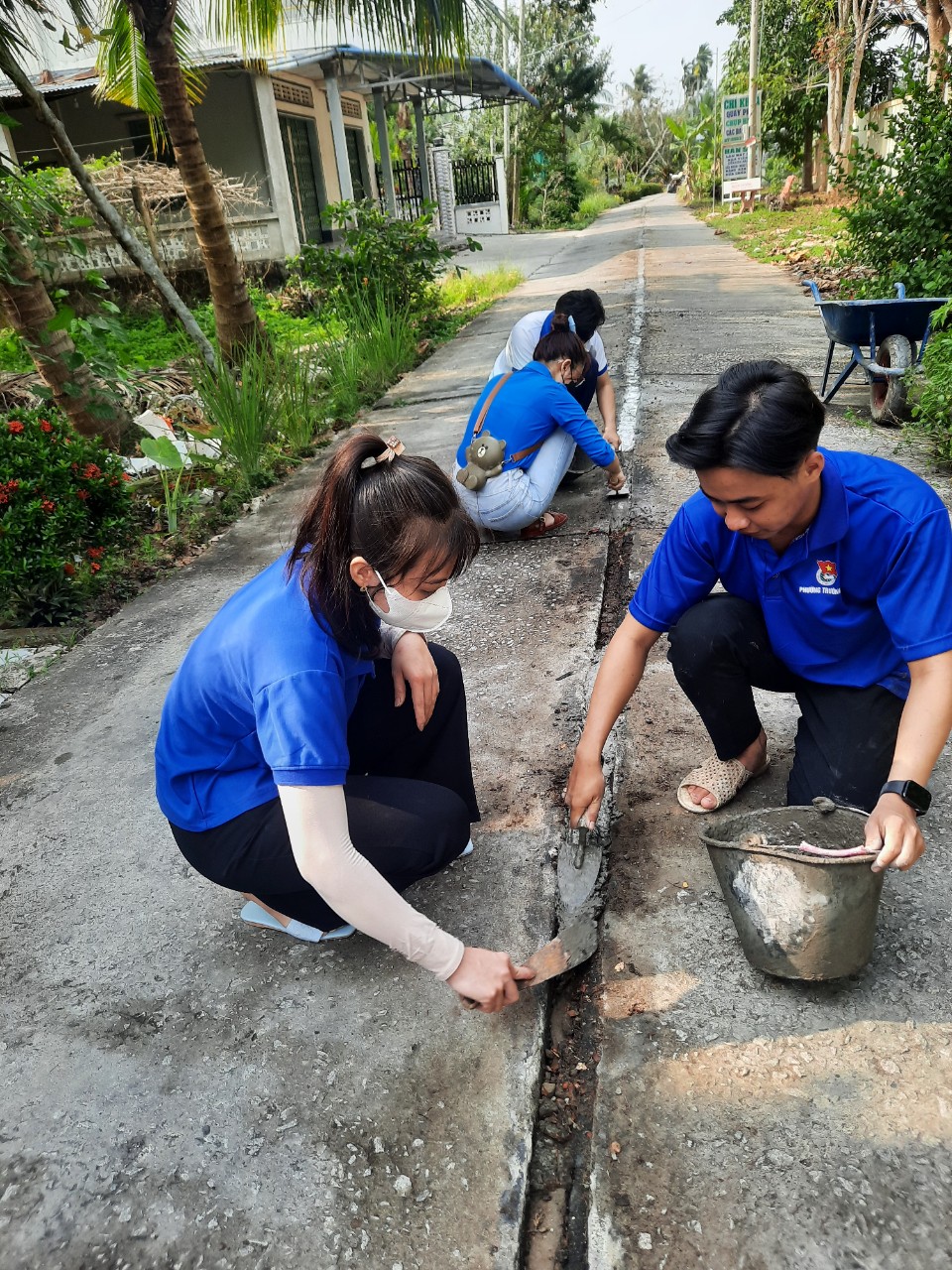 Đoàn viên, thanh niên nâng cấp đường giao thông