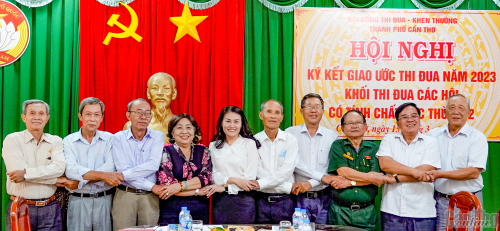 Đại diện lãnh đạo các hội có tính chất đặc thù số 2 quyết tâm thực hiện hoàn thành các chỉ tiêu nhiệm vụ năm 2023.