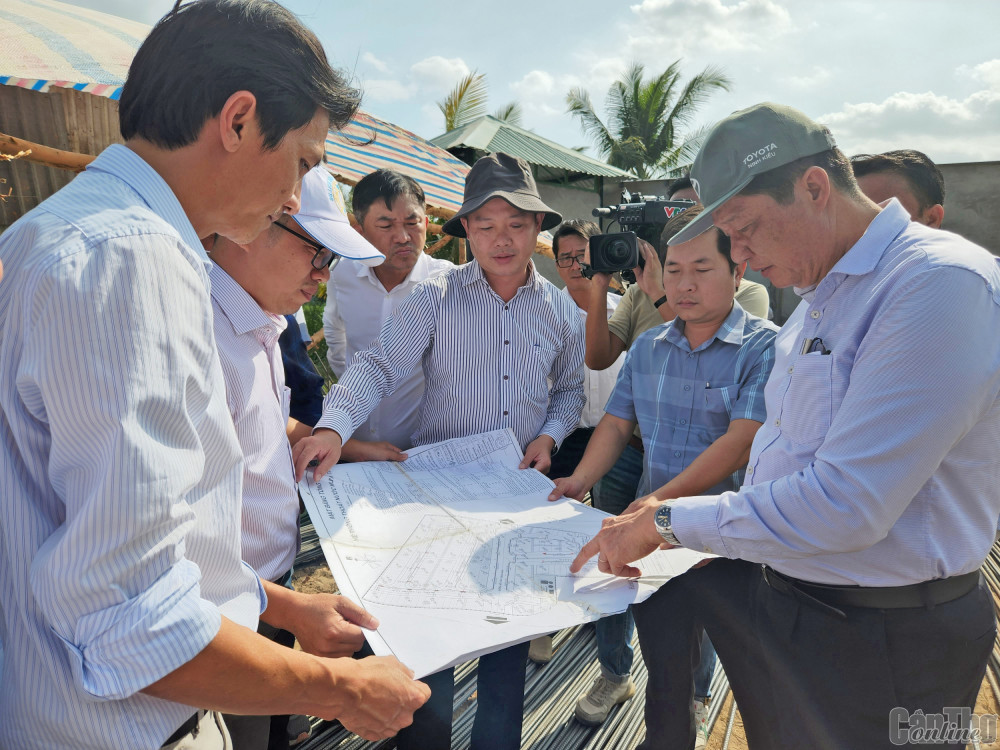Đồng chí Phạm Văn Hiểu (bìa phải)  khảo sát Khu Tái định cư Thường Thạnh.