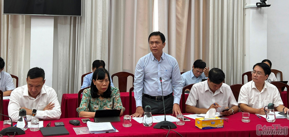 Các đại biểu tham gia đóng góp ý kiến tại buổi giám sát.