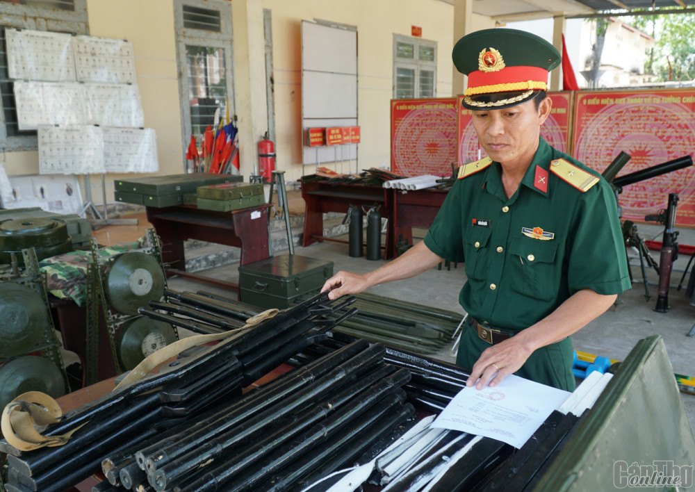 Cán bộ Ban CHQS quận Ninh Kiều chuẩn bị mô hình, học cụ huấn luyện năm 2023.