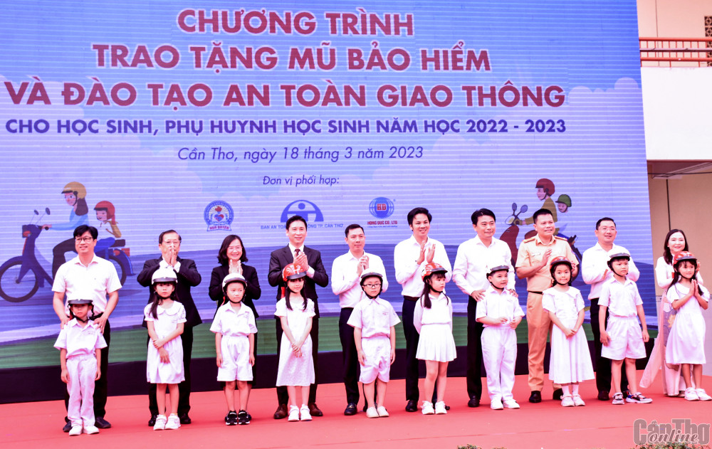 Lãnh đạo Ủy ban ATGT Quốc gia, Honda Việt Nam và lãnh đạo TP Cần Thơ trao MBH cho học sinh lớp 1, Trường Tiểu học Ngô Quyền.