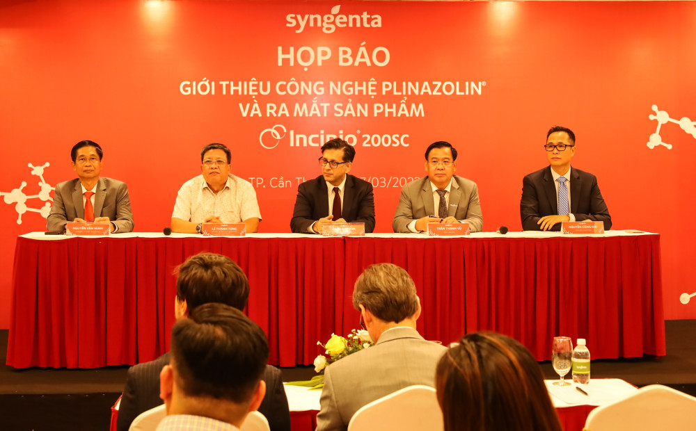 Đại diện Syngenta Việt Nam cùng các nhà khoa học giải đáp những thắc mắc của sản phẩm tại họp báo.