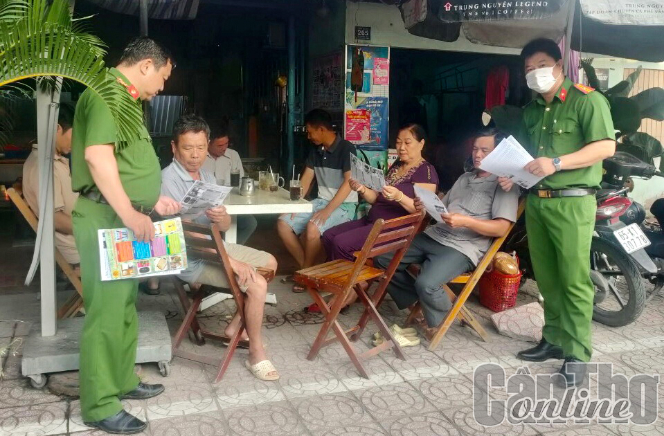 Các lực lượng chức năng xã Thạnh Phú phát tờ rơi tuyên truyền các quy định của pháp luật về trật tự an toàn giao thông đến người dân. Ảnh: Ban ATGT xã cung cấp