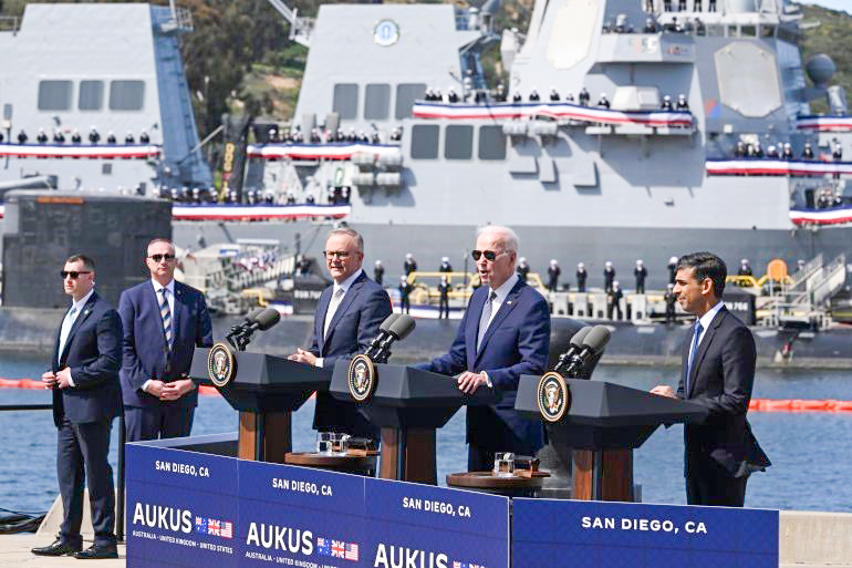 Tổng thống Mỹ Joe Biden (giữa) và Thủ tướng Anh Rishi Sunak cùng Thủ tướng Úc Anthony Albanese tại buổi công bố thỏa thuận đóng tàu ngầm hạt nhân theo hiệp ước AUKUS hôm 13-3. Ảnh: AFP