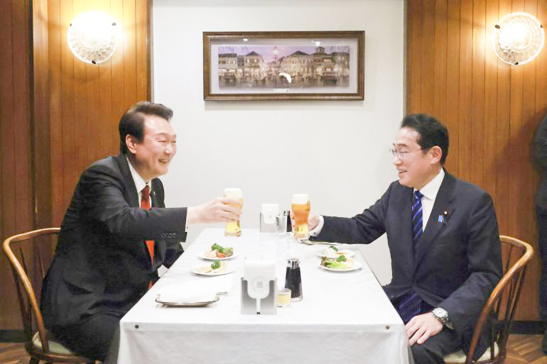 Thủ tướng Nhật Bản Fumio Kishida (phải) chiêu đãi Tổng thống Hàn Quốc Yoon Suk-yeol tại một nhà hàng chuyên phục vụ các món ăn phương Tây theo phong cách Nhật Bản. Ảnh: Reuters