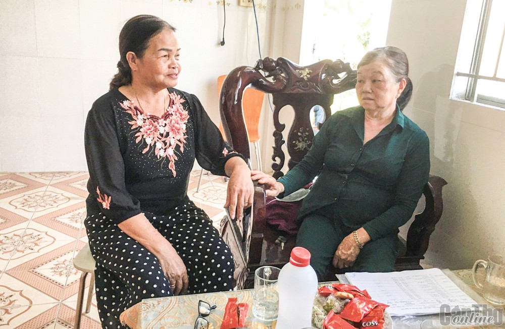 Cô Nguyễn Thị Kim (bên phải), Tổ trưởng Tổ TK&VV thuộc Chi hội Phụ nữ khu vực 6, phường Hưng Thạnh, quận Cái Răng, thường xuyên trao đổi tình hình sử dụng vốn với thành viên trong tổ.