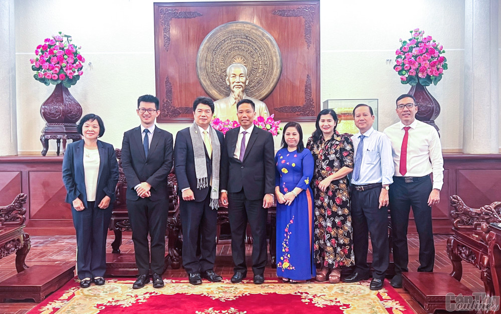 Lãnh đạo UBND TP Cần Thơ cùng lãnh đạo các sở, ngành hữu quan thành phố chụp ảnh lưu niệm cùng Đoàn Văn phòng Kinh tế và Văn hóa Đài Bắc tại TP Hồ Chí Minh.