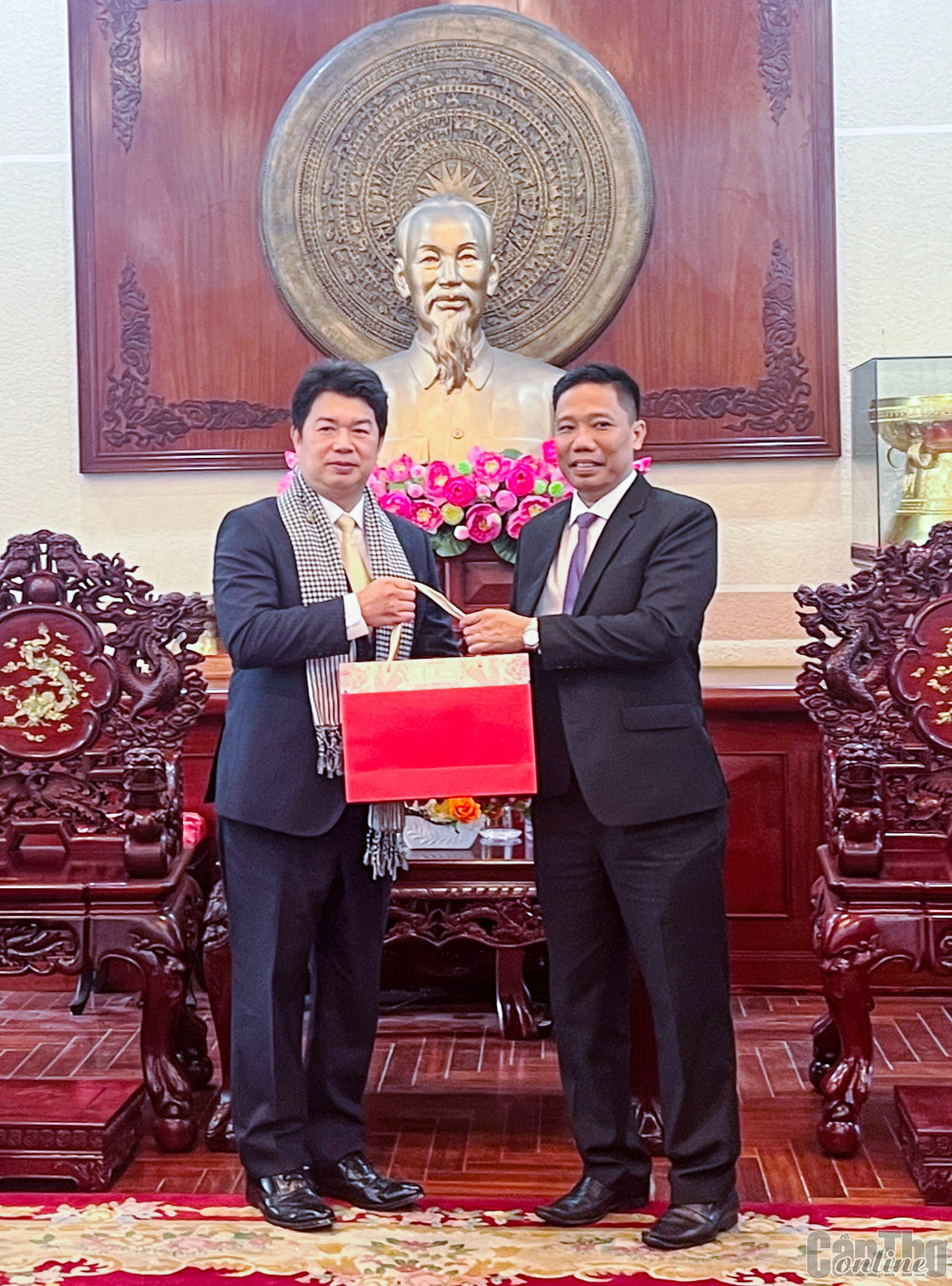 Đại diện Đoàn Văn phòng Kinh tế và Văn hóa Đài Bắc tại TP Hồ Chí Minh tặng quà lưu niệm cho lãnh đạo UBND TP Cần Thơ.