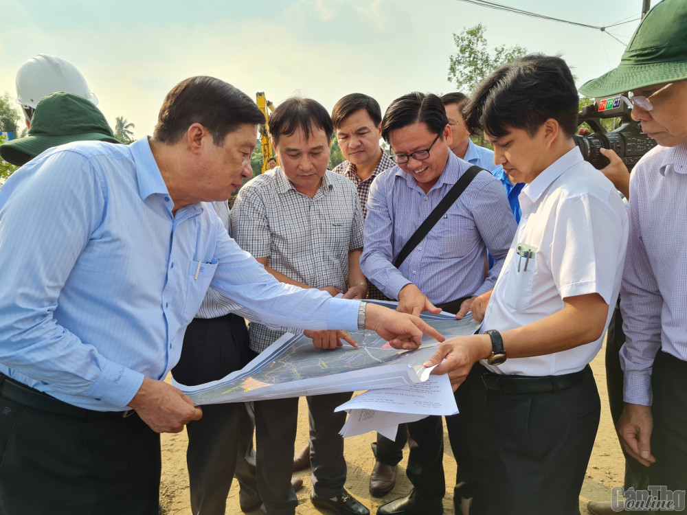 Đồng chí Phạm Văn Hiểu (bên trái) khảo sát, kiểm tra thực tế tại công trình xây dựng, nâng cấp đường tỉnh 918.