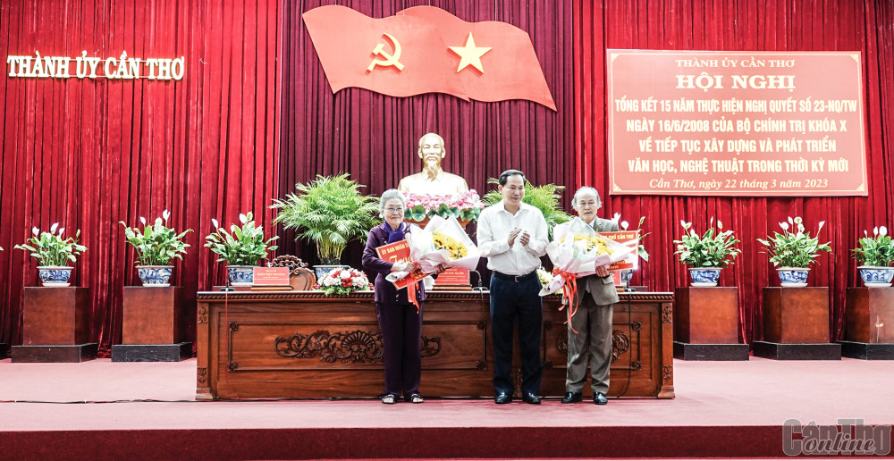 Đồng chí Lê Quang Mạnh trao thưởng cho đại diện gia đình hai tác giả được Chủ tịch nước truy tặng Giải thưởng Nhà nước về VHNT. Ảnh: DUY KHÔI