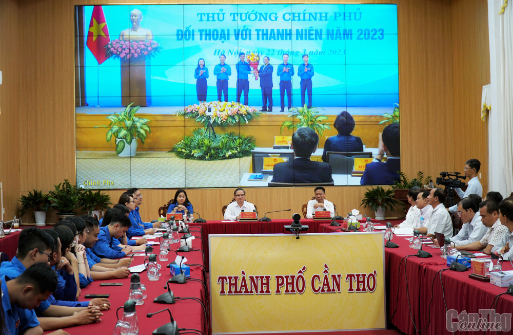 Các đồng chí lãnh đạo Thành ủy, UBND thành phố, Thành đoàn Cần Thơ… dự chương trình.