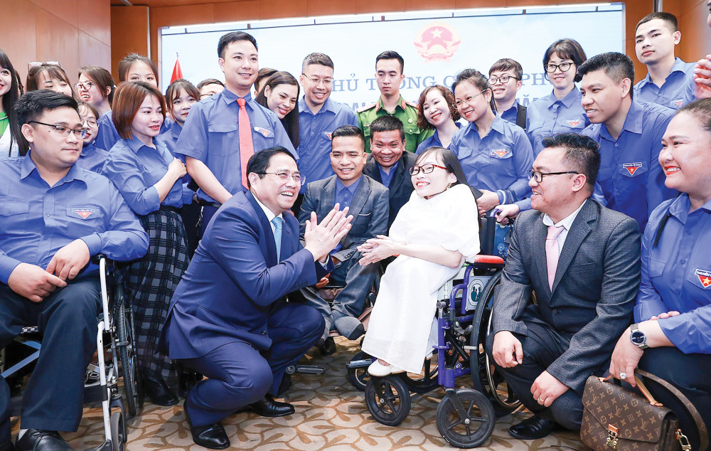 Thủ tướng Phạm Minh Chính với các đại biểu thanh niên. Ảnh: DƯƠNG GIANG - TTXVN