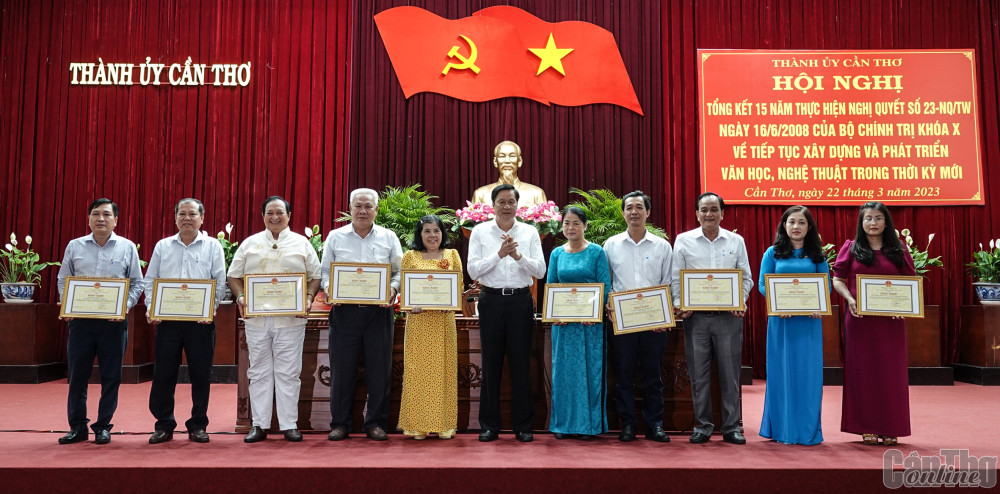 Đồng chí Phạm Văn Hiểu trao Bằng khen cho 10 tập thể có thành tích xuất sắc trong 15 năm thực hiện Nghị quyết số 23-NQ/TW.