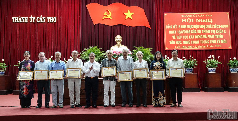 Đồng chí Trần Việt Trường trao Bằng khen cho 10 cá nhân có thành tích xuất sắc trong 15 năm thực hiện Nghị quyết số 23-NQ/TW.