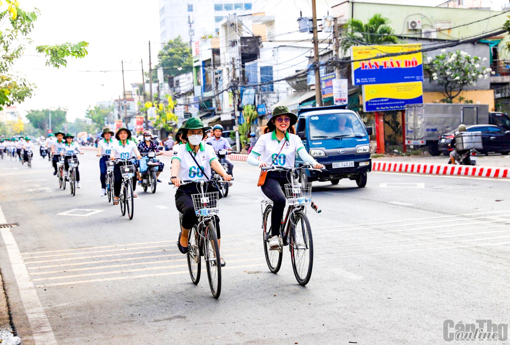 Đoàn viên, thanh niên ngành điện đạp xe diễu hành tuyên truyền hưởng ứng Chiến dịch “Giờ Trái đất năm 2023” trên các tuyến đường nội ô thành phố.