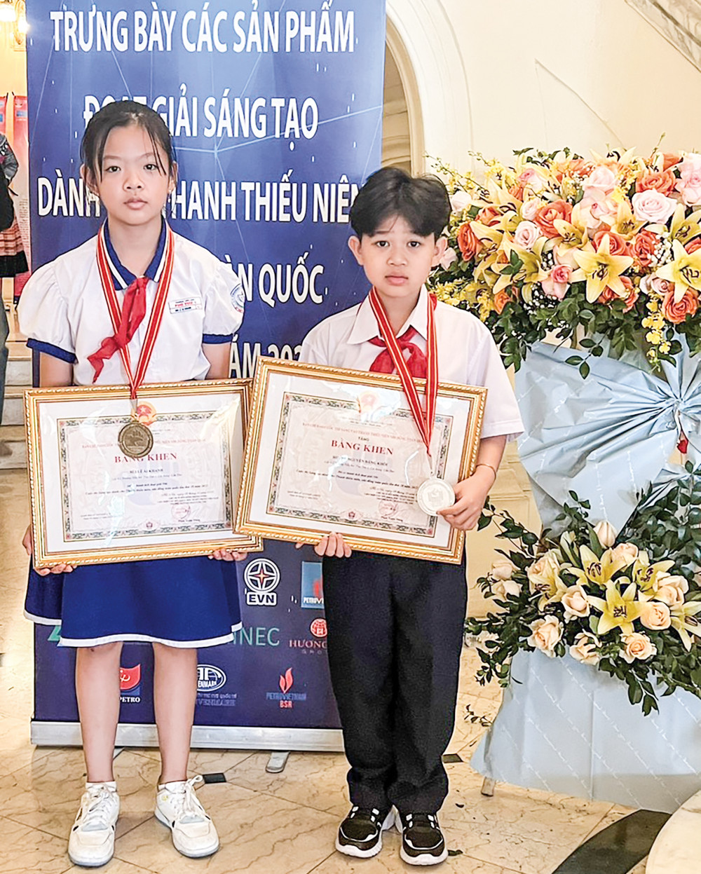 Sản phẩm làm từ mo cau đạt giải cao Hai em Huỳnh Nguyễn Đăng Khôi và Bùi Lê Ái Khanh (học sinh Trường Tiểu học Phú Thứ 1) nhận giải Nhì Cuộc thi Sáng tạo thanh thiếu niên - nhi đồng cấp quốc gia. Ảnh: CTV