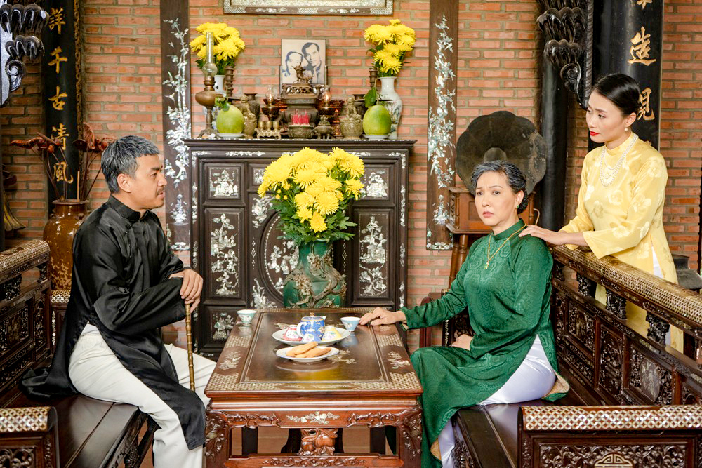 Gia đình ông hội đồng Phú (Ngọc Thuận, trái).