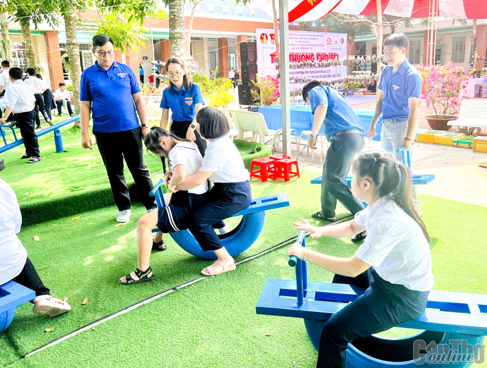 Học sinh Trường Tương Lai (quận Ninh Kiều) vui chơi tại công trình Sân chơi cho thiếu nhi do Quận đoàn Ninh Kiều thực hiện.