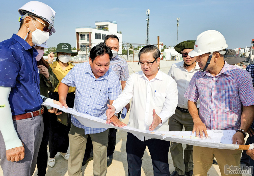 Chủ tịch UBND TP Cần Thơ kiểm tra, yêu cầu hoàn thành đưa vào sử dụng công trình trọng điểm cầu Trần Hoàng Na vào tháng 9-2023. Ảnh: ANH KHOA
