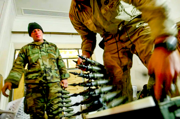 Binh sĩ Mỹ bên lô đạn uranium nghèo được đưa đến chiến trường Iraq hồi năm 2004. Ảnh: EPA