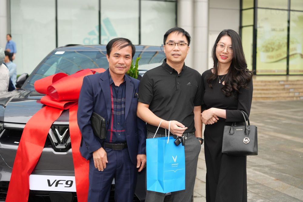 VinFast chính thức bàn giao xe VF 9 cho khách hàng