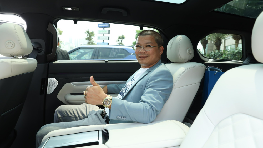 VinFast chính thức bàn giao xe VF 9 cho khách hàng