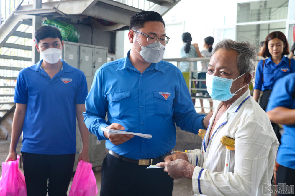 Anh Lại Phước Trường Thành, Bí thư Đoàn phường Cái Khế, tặng quà hỗ trợ bệnh nhân có hoàn cảnh khó khăn đang điều trị tại Bệnh viện Huyết học - Truyền máu Cần Thơ.