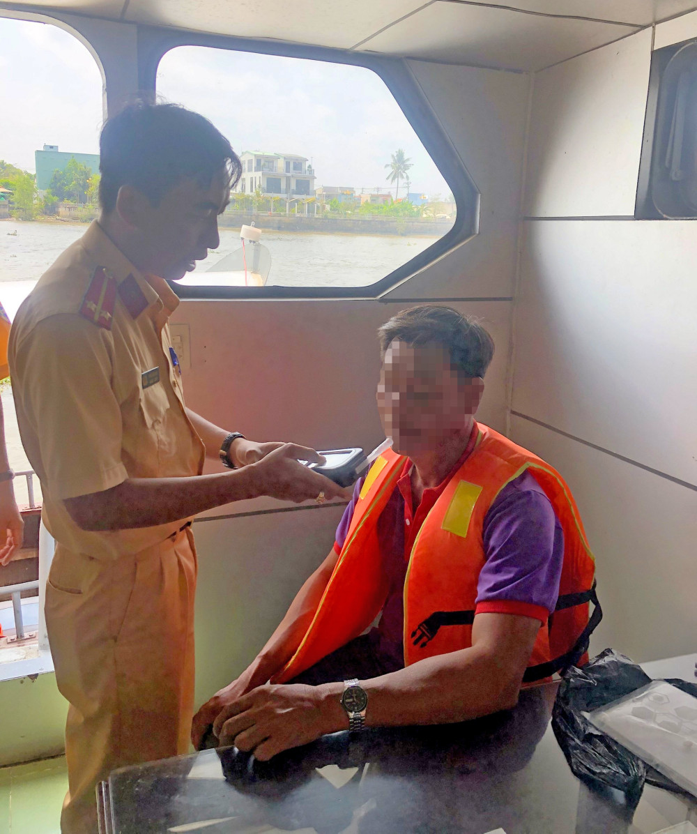 Cảnh sát đường thủy Trạm Hưng Phú kiểm tra quy định về nồng độ cồn đối với người điều khiển phương tiện thủy trên tuyến rạch Cần Thơ.