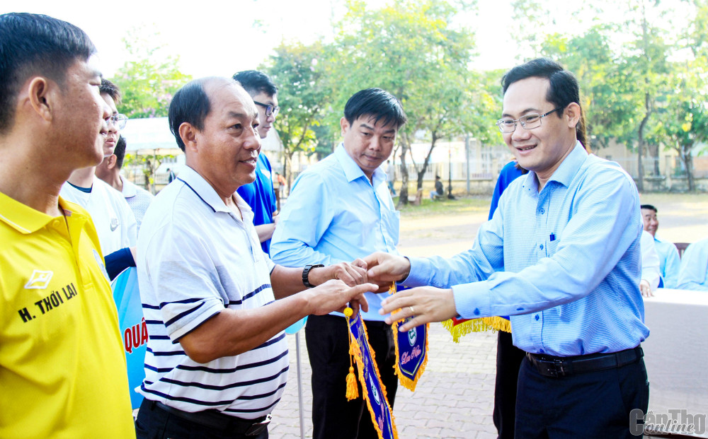 Ông Nguyễn Minh Tuấn, Giám đốc Sở VH,TT&DL TP Cần Thơ, trao cờ lưu niệm cho các đoàn tham dự.