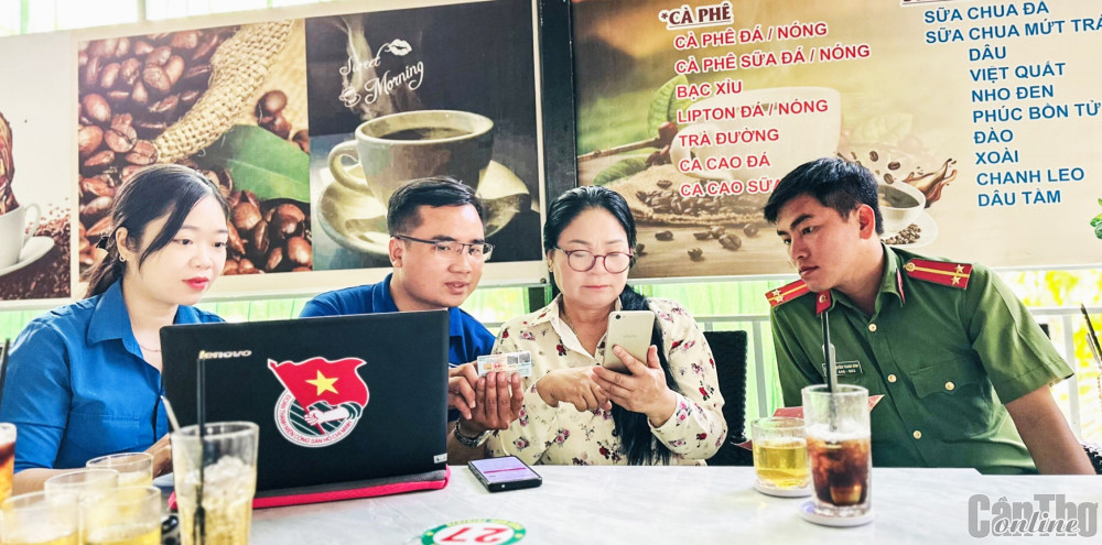 Tuổi trẻ xã Thới Hưng, huyện Cờ Đỏ tuyên truyền và hướng dẫn người dân sử dụng dịch vụ công trực tuyến.