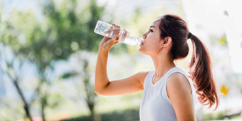 Uống đủ nước cũng giảm nguy cơ ung thư vú. Ảnh: Adobe Stock