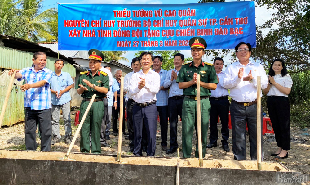 Ban Tổ chức Tết Quân Dân mừng Chôl Chnăm Thmây năm 2023 và lãnh đạo BVĐK Hòa Hảo - Medic Cần Thơ khởi công xây dựng nhà cho cựu chiến binh Đào Bạc.