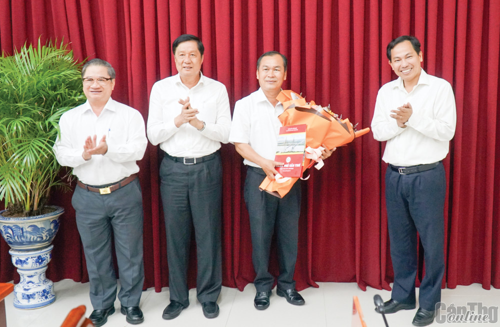 Thường trực Thành ủy trao Quyết định, tặng hoa chúc mừng đồng chí Lê Văn Thành.
