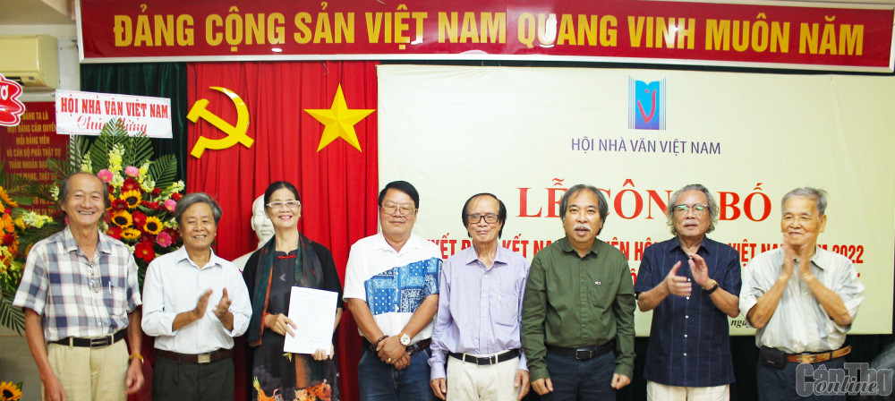 Chủ tịch Hội Nhà văn Việt Nam Nguyễn Quang Thiều (thứ ba từ phải qua) cùng Chi hội Nhà văn Việt Nam TP Cần Thơ.
