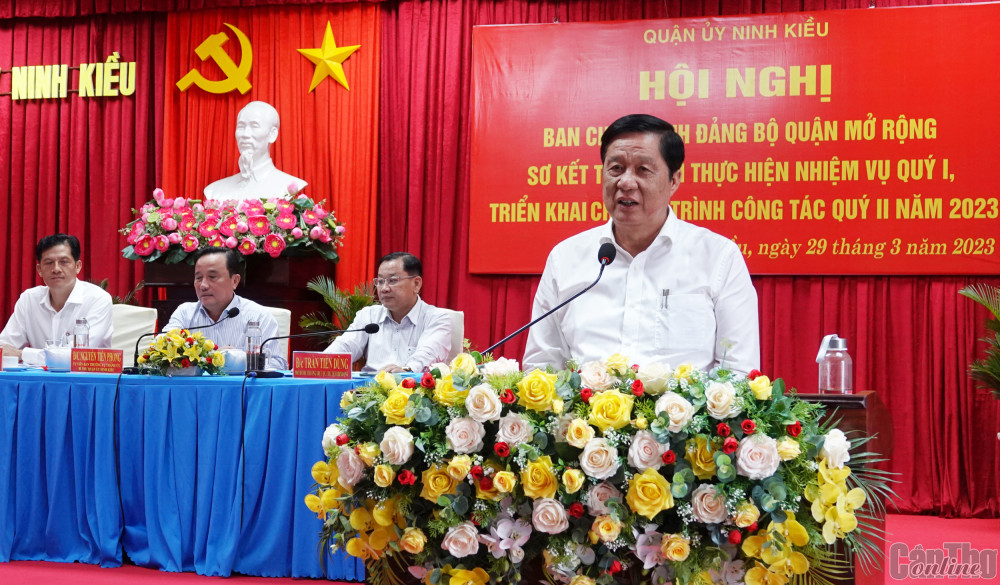 Đồng chí Phạm Văn Hiểu, Phó Bí thư Thường trực Thành ủy, Chủ tịch HĐND thành phố, phát biểu chỉ đạo hội nghị.