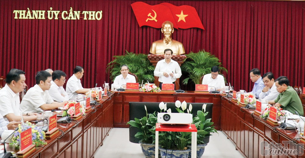 Đồng chí Lê Quang Mạnh, Ủy viên Ban Chấp hành Trung ương Đảng, Bí thư Thành ủy phát biểu kết luận và chỉ đạo tại cuộc họp. Ảnh: ANH DŨNG