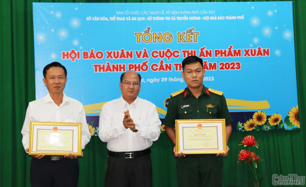 Ông Phan Văn Thép, Phó trưởng Ban Tuyên giáo Thành ủy Cần Thơ, trao giải cho 2 đơn vị đoạt giải Nhất Cuộc thi Ấn phẩm Xuân Quý Mão 2023.