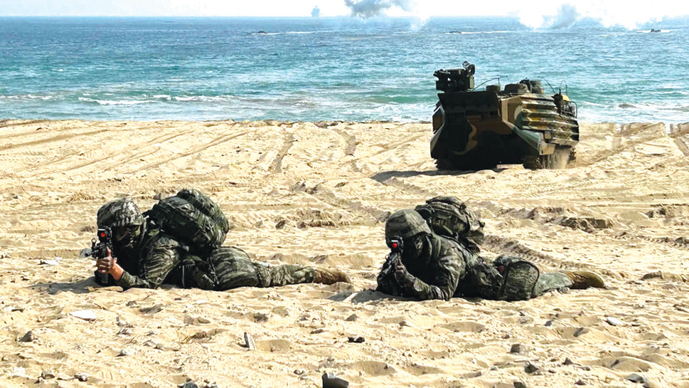 Binh sĩ Mỹ và Hàn Quốc tham gia cuộc tập trận đổ bộ chung Ssangyong hôm 29-3. Ảnh: CNN