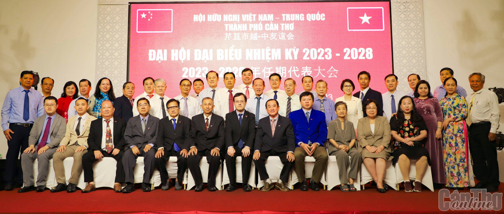 Ban Chấp hành HHN Việt Nam - Trung Quốc TP Cần Thơ, nhiệm kỳ 2023-2028 cùng các đại biểu chụp ảnh lưu niệm tại ĐH.