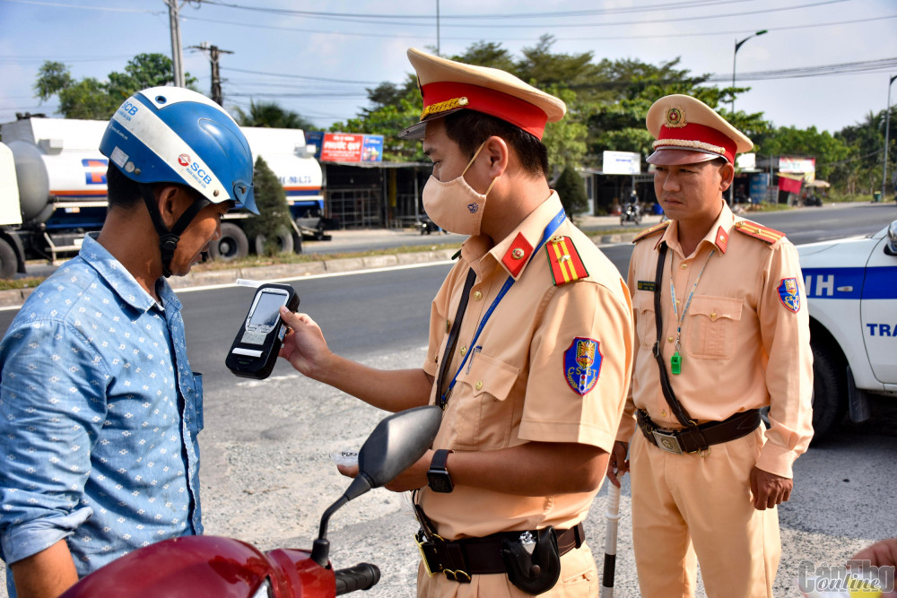Cảnh sát giao thông Trạm Ba Láng kiểm tra quy định về nồng độ cồn đối với người điều khiển phương tiện trên quốc lộ 1A, thuộc phường Ba Láng, quận Cái Răng.