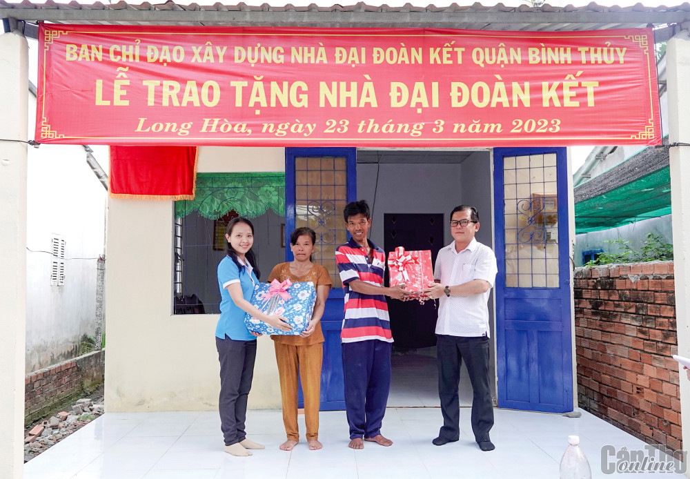 Cán bộ phường Long Hòa tặng quà người dân tại lễ trao tặng nhà Đại đoàn kết.