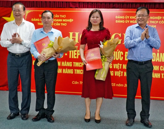 Chuyển giao 2 tổ chức đảng và 97 đảng viên về Ngân hàng TMCP Công thương Việt Nam